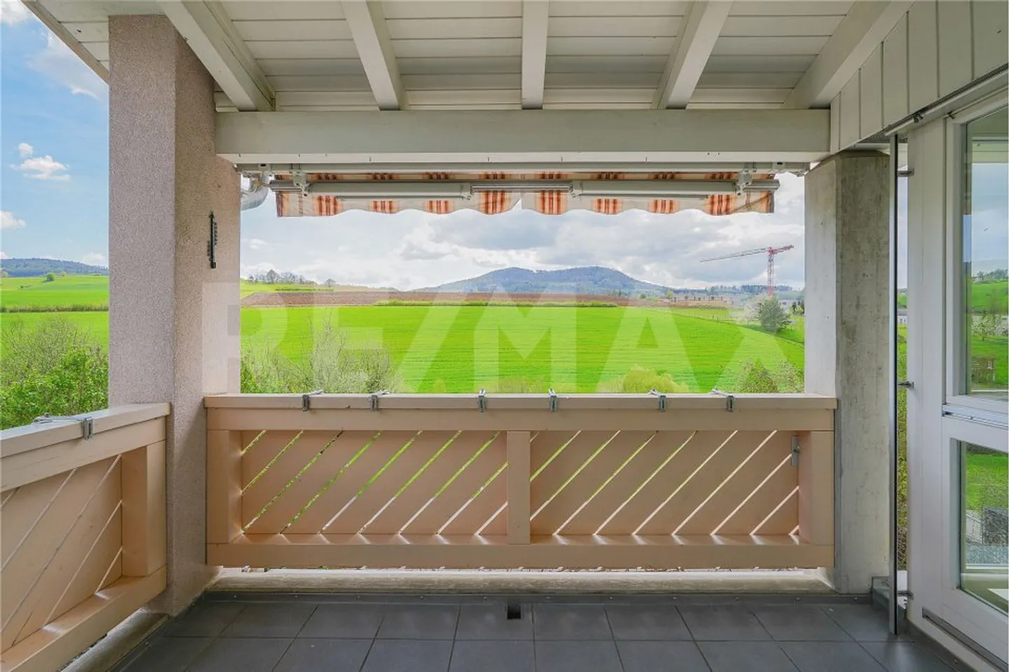 Superbes vues ! Maison familiale double de 5,5 pièces avec galerie et vue lointaine - Photo 5 sur 13