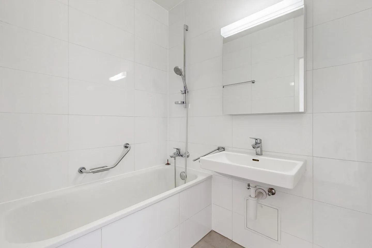 Bright 4-Room Apartment in Chêne-Bougeries - Photo 7 of 8