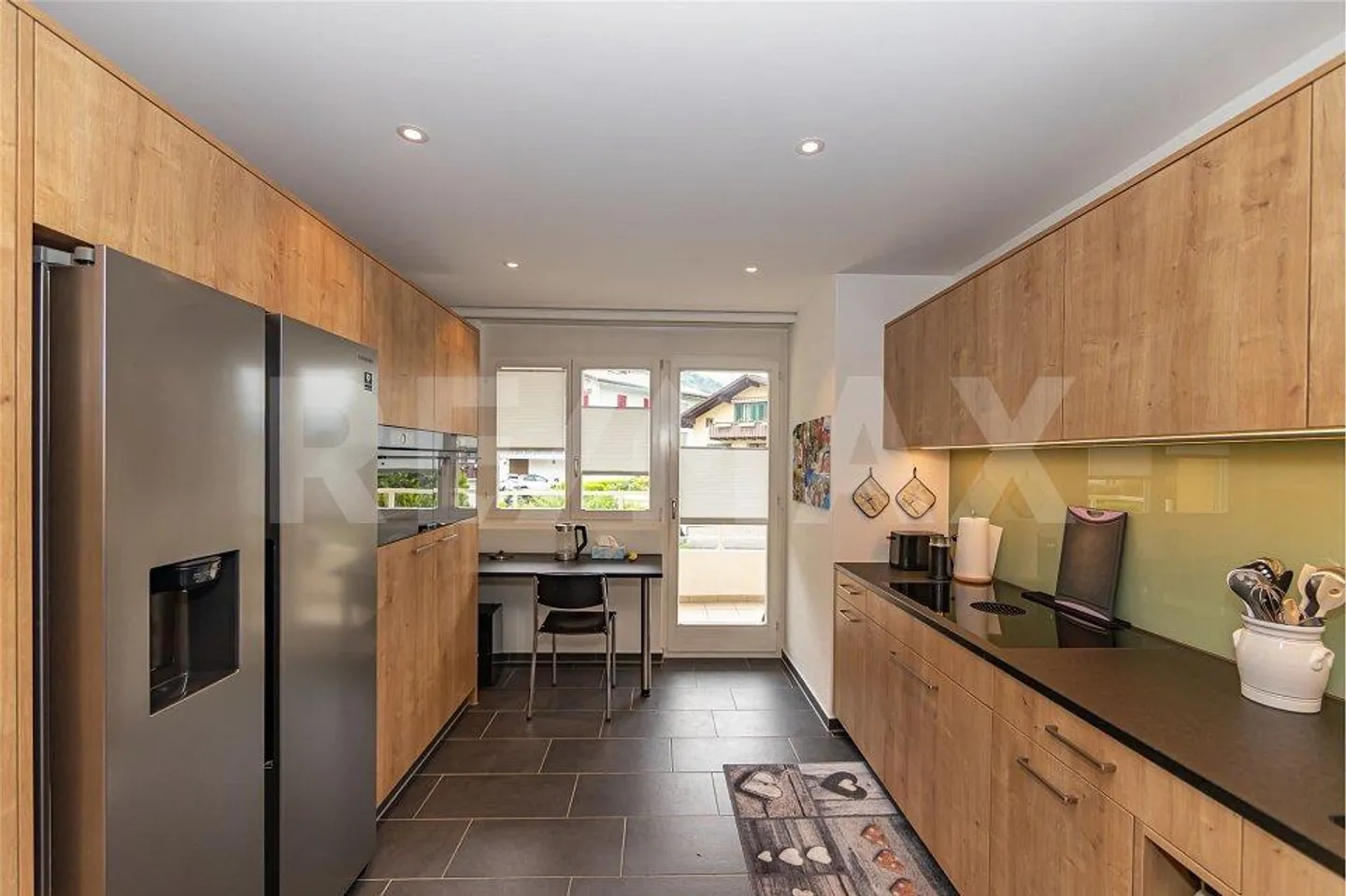 Bright, well-maintained 4.5-room apartment with 2 balconies, modern amenities & underground parking space - Photo 1 of 13