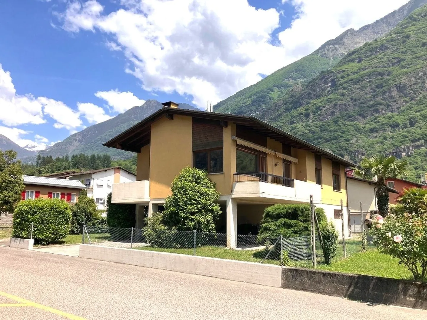 Casa unifamiliare indipendente di 6,5 locali con giardino a Biasca - Foto 1 di 13