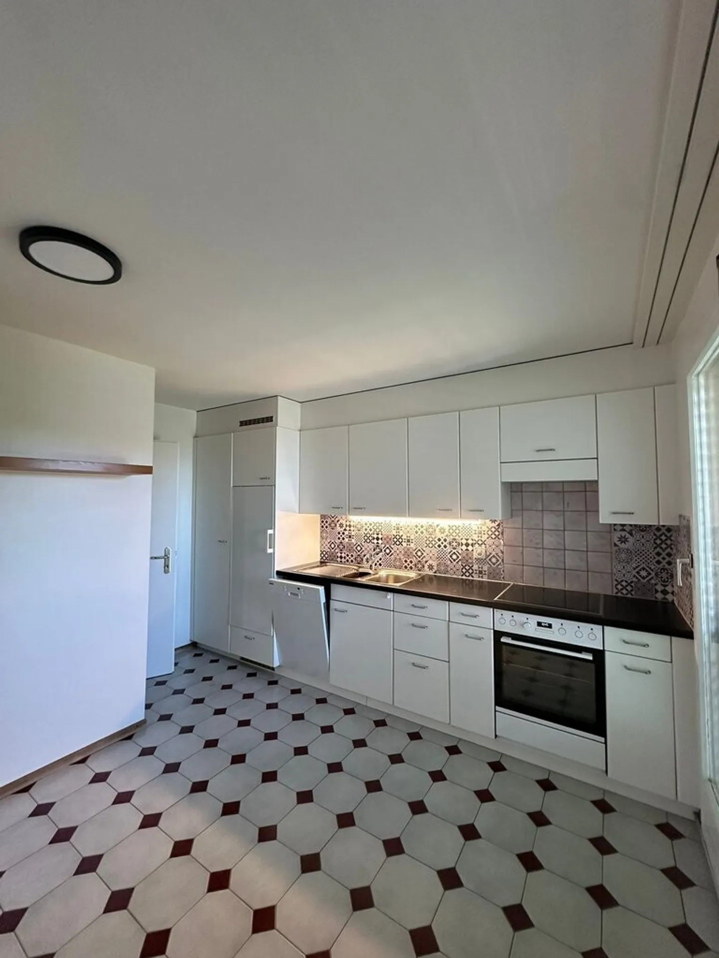 Bright Apartment with Lake View - Photo 3 of 6