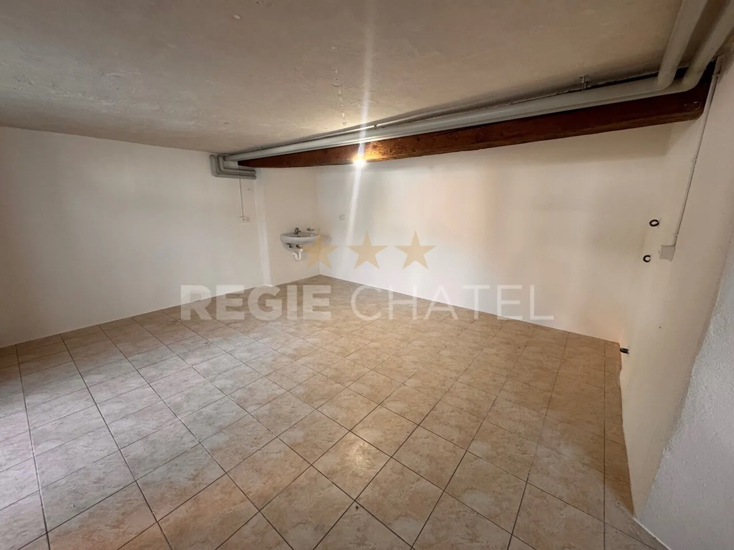 Deposito al piano inferiore - Foto 3 di 5