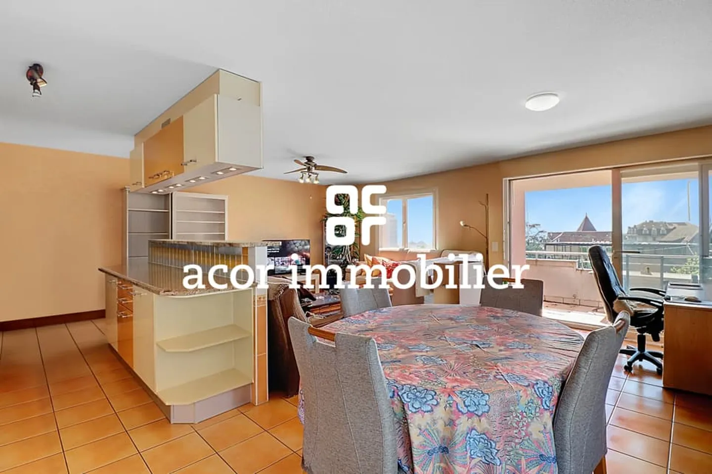 Hypercenter! Bright with a lakeside horizon close to transport - Photo 2 of 4