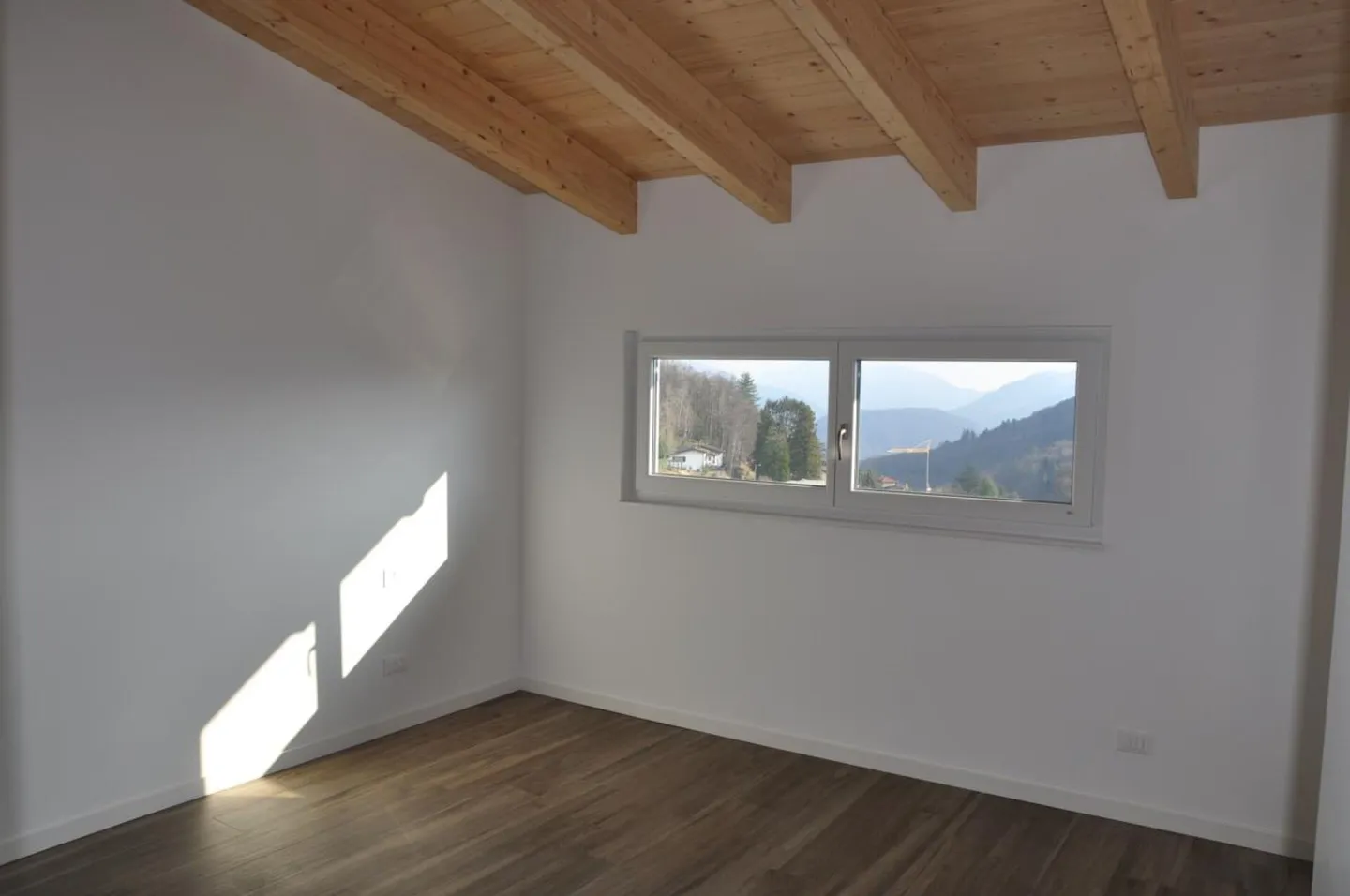 VENDITA DI UNA CASA UNIFAMILIARE MODERNA - Foto 3 di 8