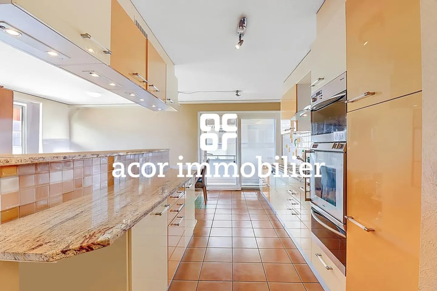 Hypercenter! Bright with a lakeside horizon close to transport - Photo 3 of 4