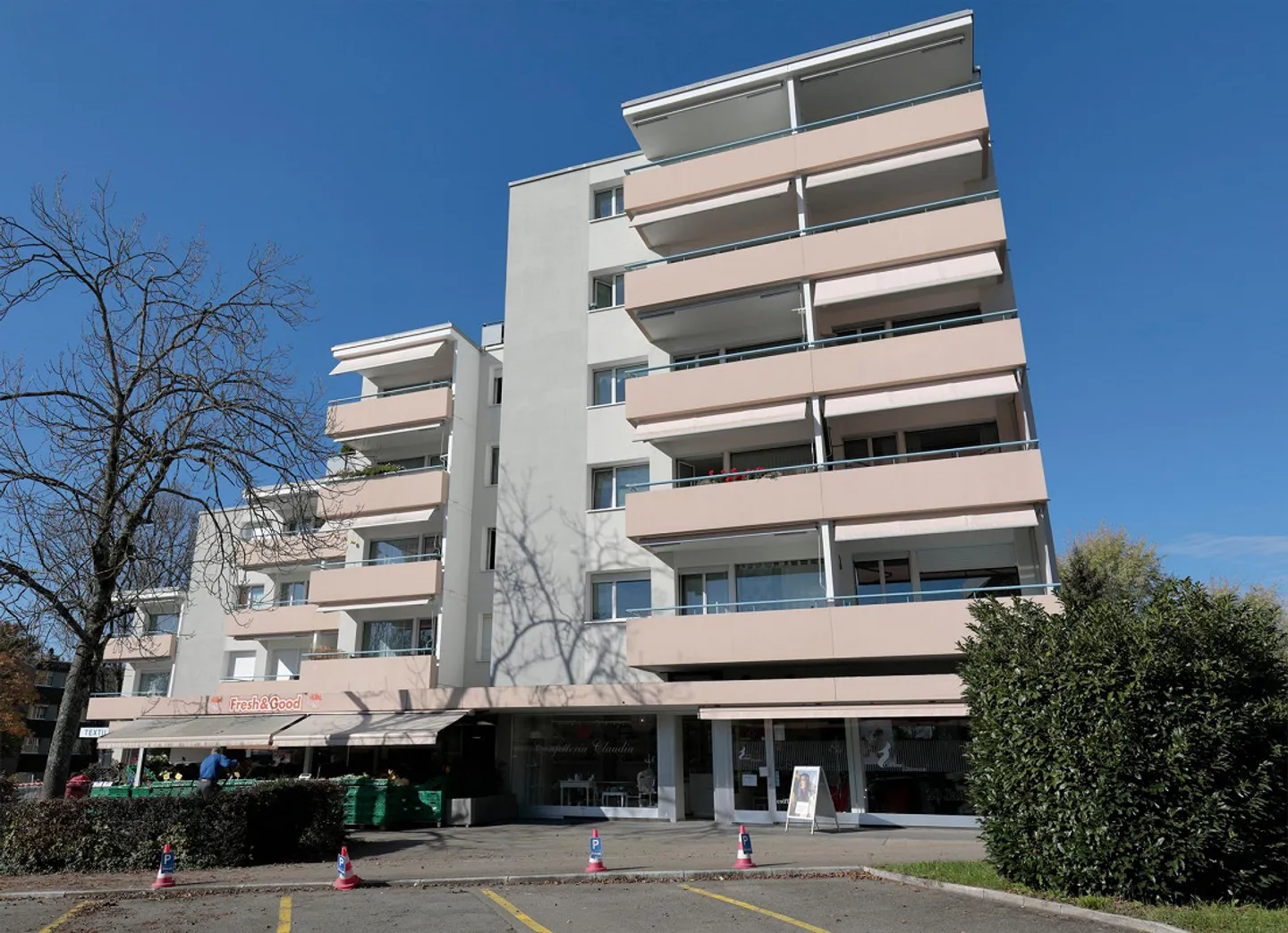 Large Shop Window in Kloten in the Hohrainli District - Photo 2 of 14