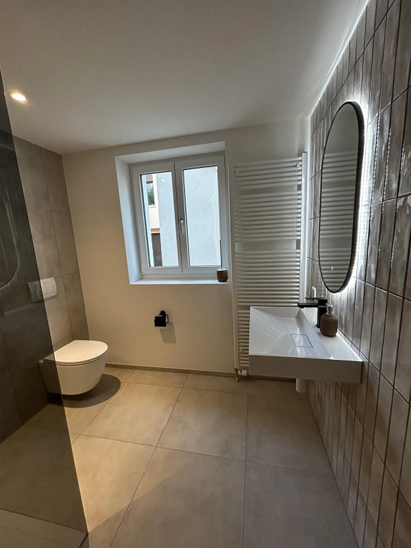 Maison moderne avec un appartement séparé - Photo 15 sur 18