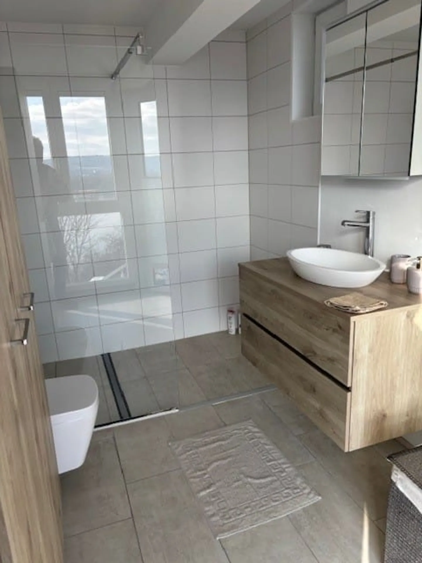 Charming Villa with Lake View - Photo 7 of 11