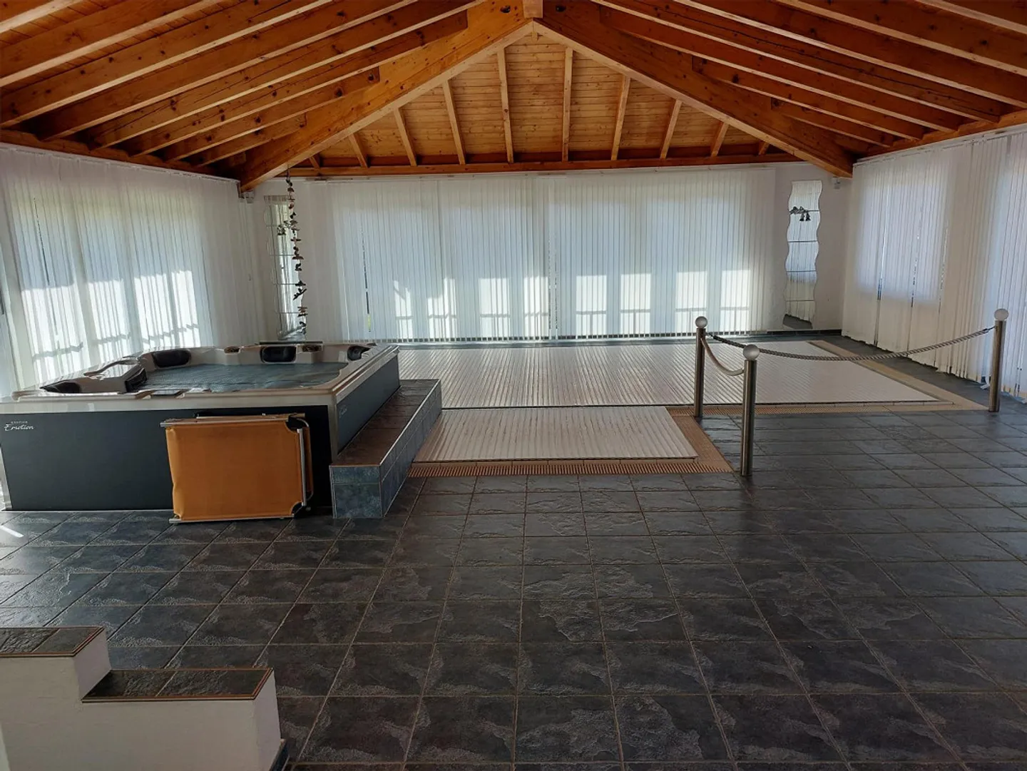 Extraordinary 2.5-room apartment with wellness oasis - Photo 2 of 21