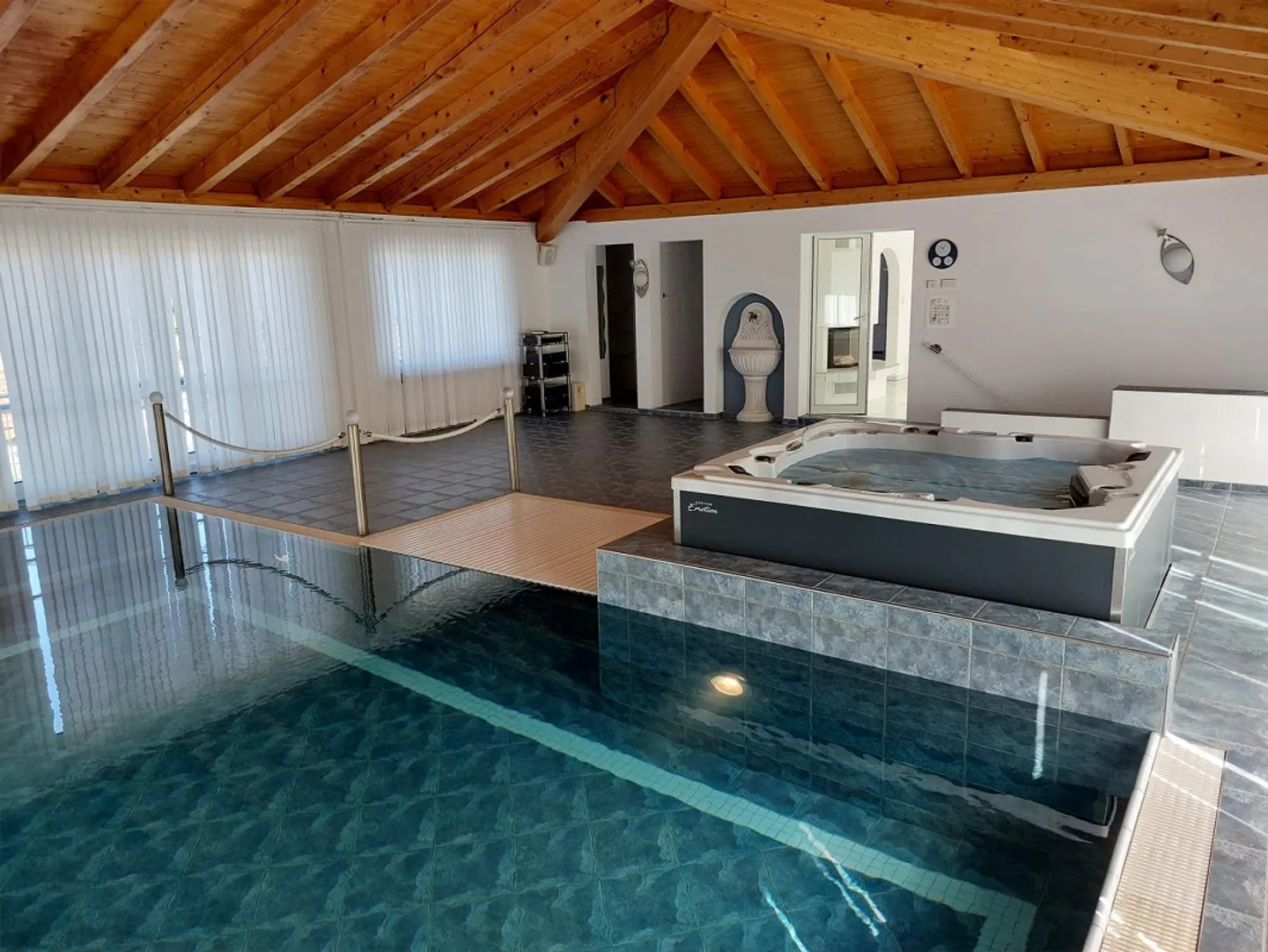 Extraordinary 2.5-room apartment with wellness oasis - Photo 3 of 21