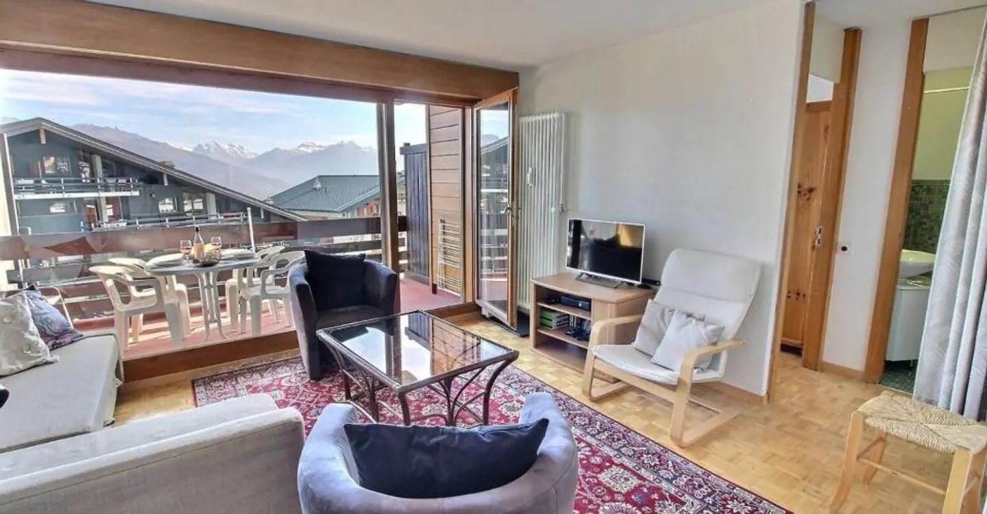 Charming 2-Room Apartment - Photo 3 of 10