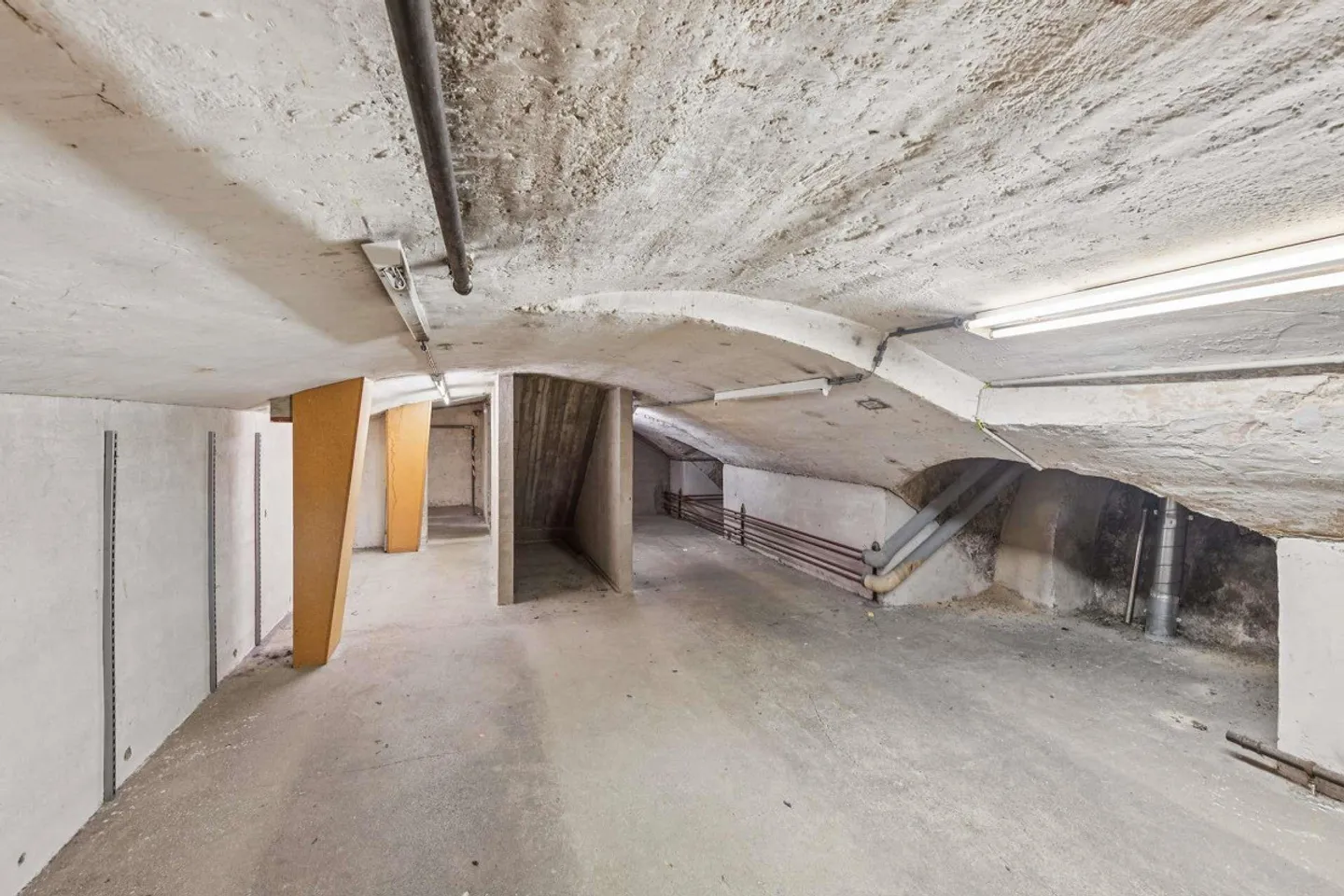 Espace commercial situé au centre de la vieille ville de Schaffhouse - Photo 7 sur 11