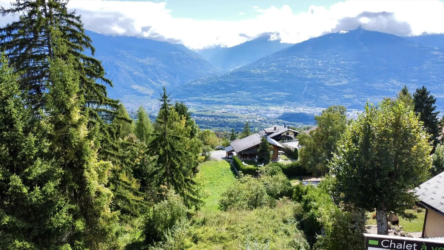 Chalet hors plan sur les hauteurs de Savièse - Photo 1 sur 6