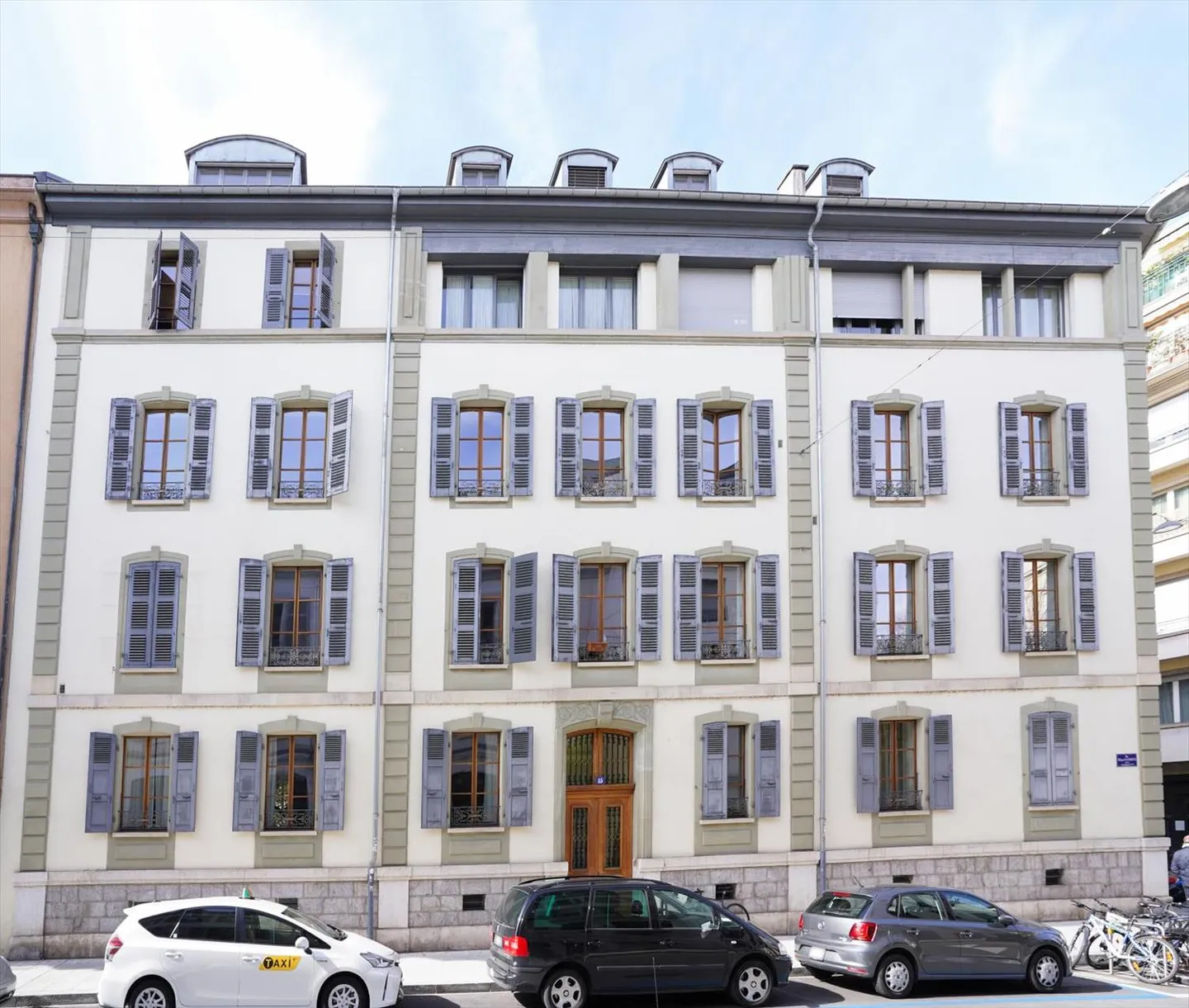 5-room apartment on the 1st floor - Photo 1 of 9