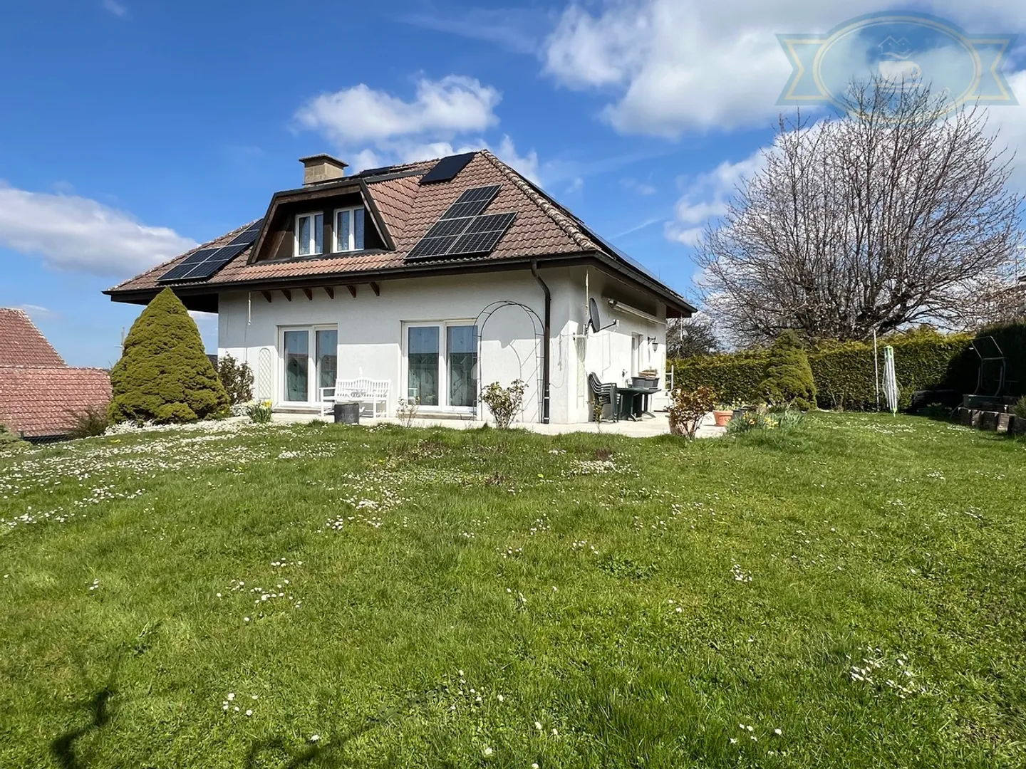 Villa familiare luminosa con grande giardino a Cornol - Foto 1 di 14