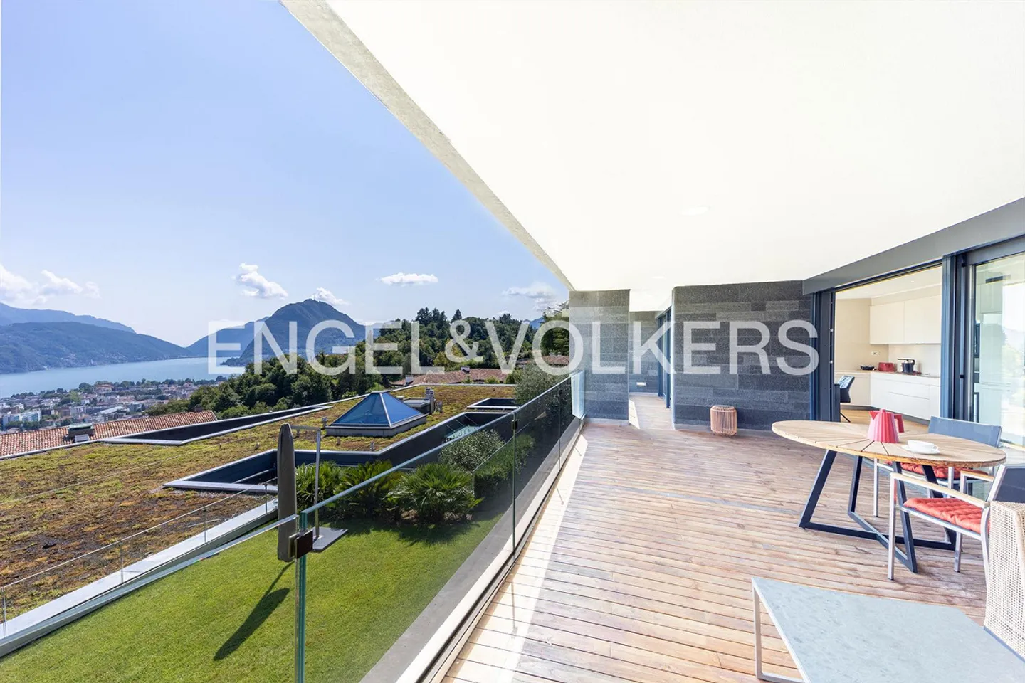 Prestigious penthouse with breathtaking lake view - Photo 2 of 12