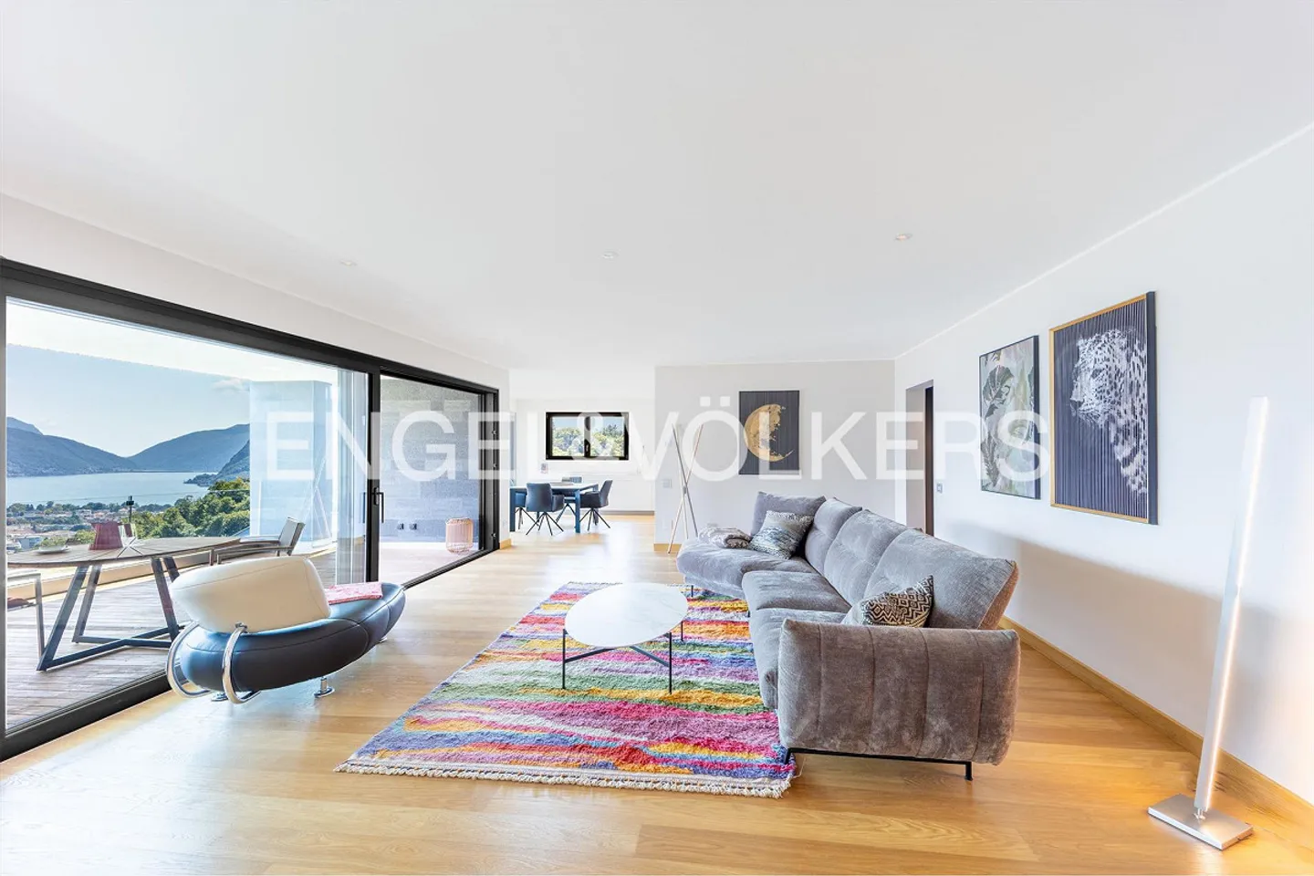 Prestigious penthouse with breathtaking lake view - Photo 3 of 12