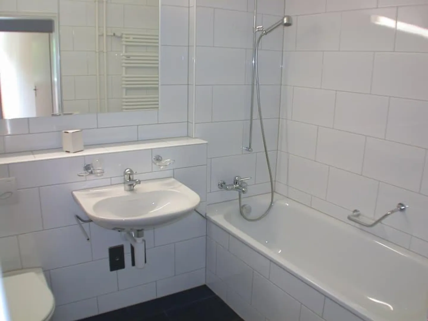 Piano spazioso - Posizione residenziale ideale! - Foto 4 di 8