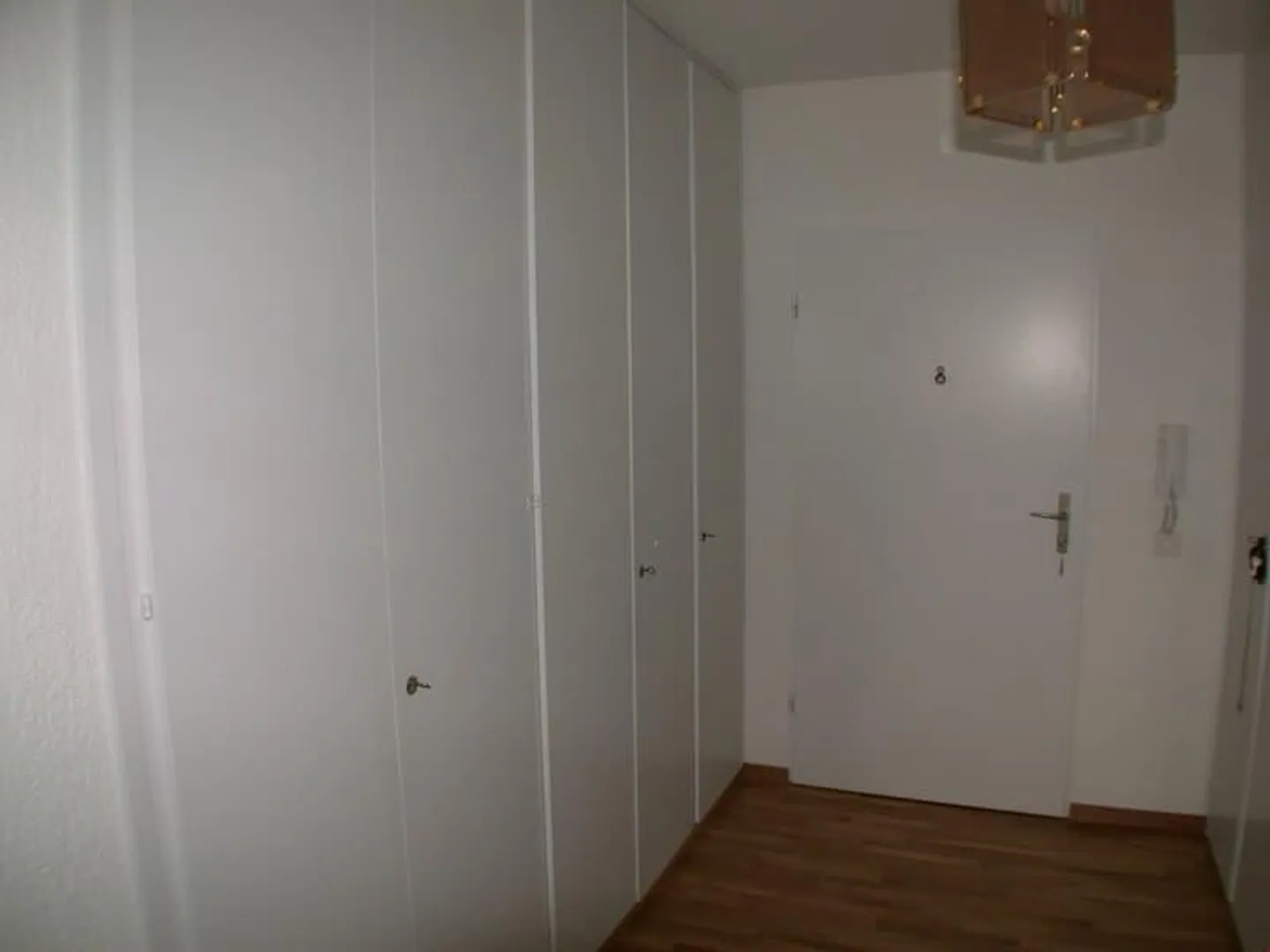 Piano spazioso - Posizione residenziale ideale! - Foto 5 di 8