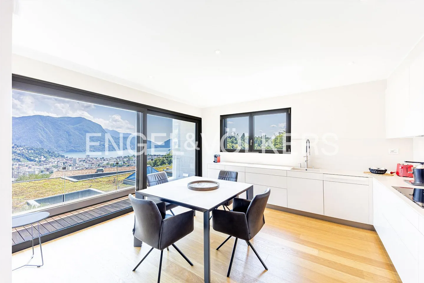 Prestigious penthouse with breathtaking lake view - Photo 5 of 12