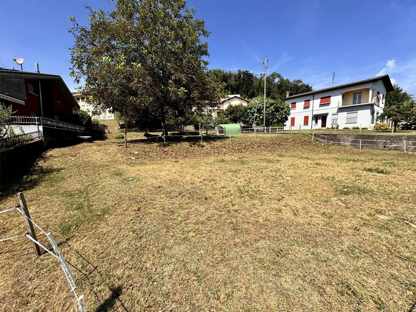 SOLEGGIATO TERRENO DI 906 MQ CON LICENZA APPROVATA AD ARZO - Foto 4 von 7