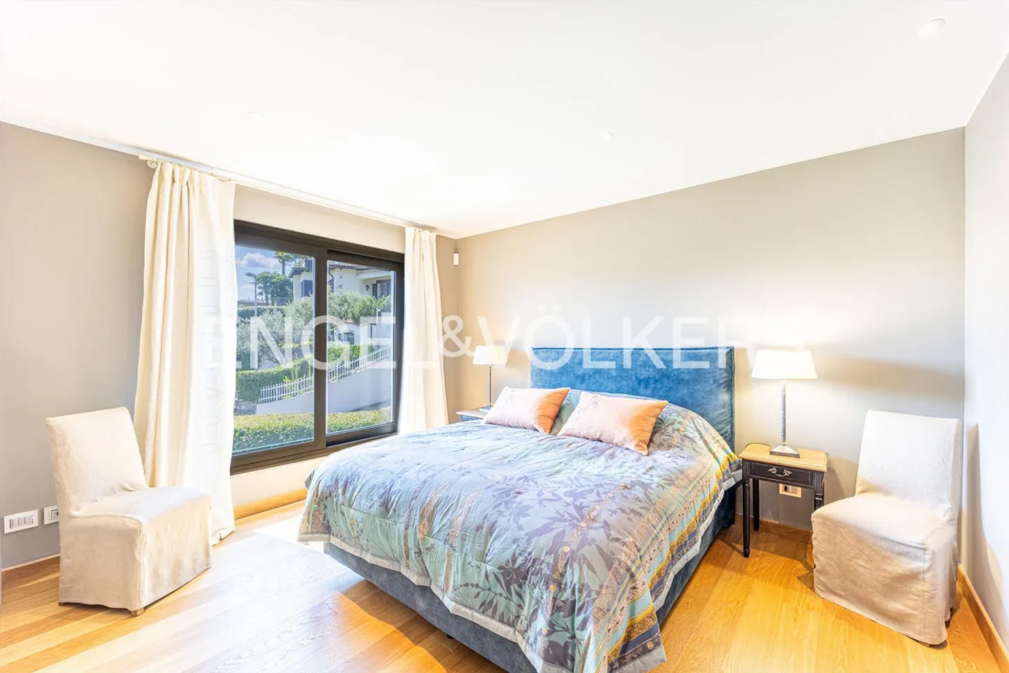Prestigious penthouse with breathtaking lake view - Photo 8 of 12
