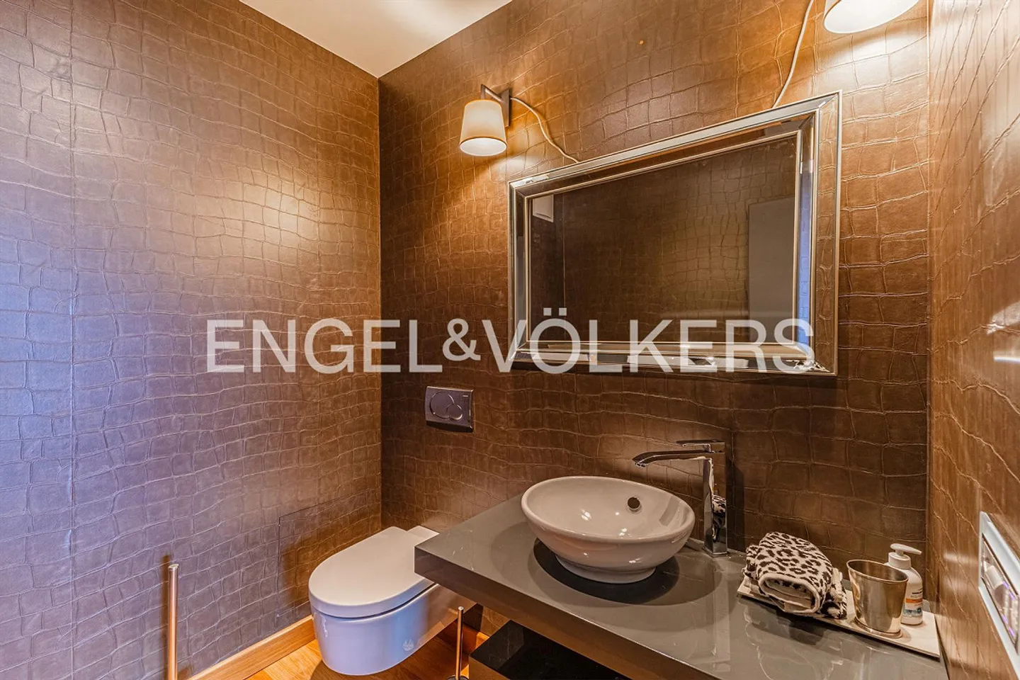 Prestigious penthouse with breathtaking lake view - Photo 10 of 12