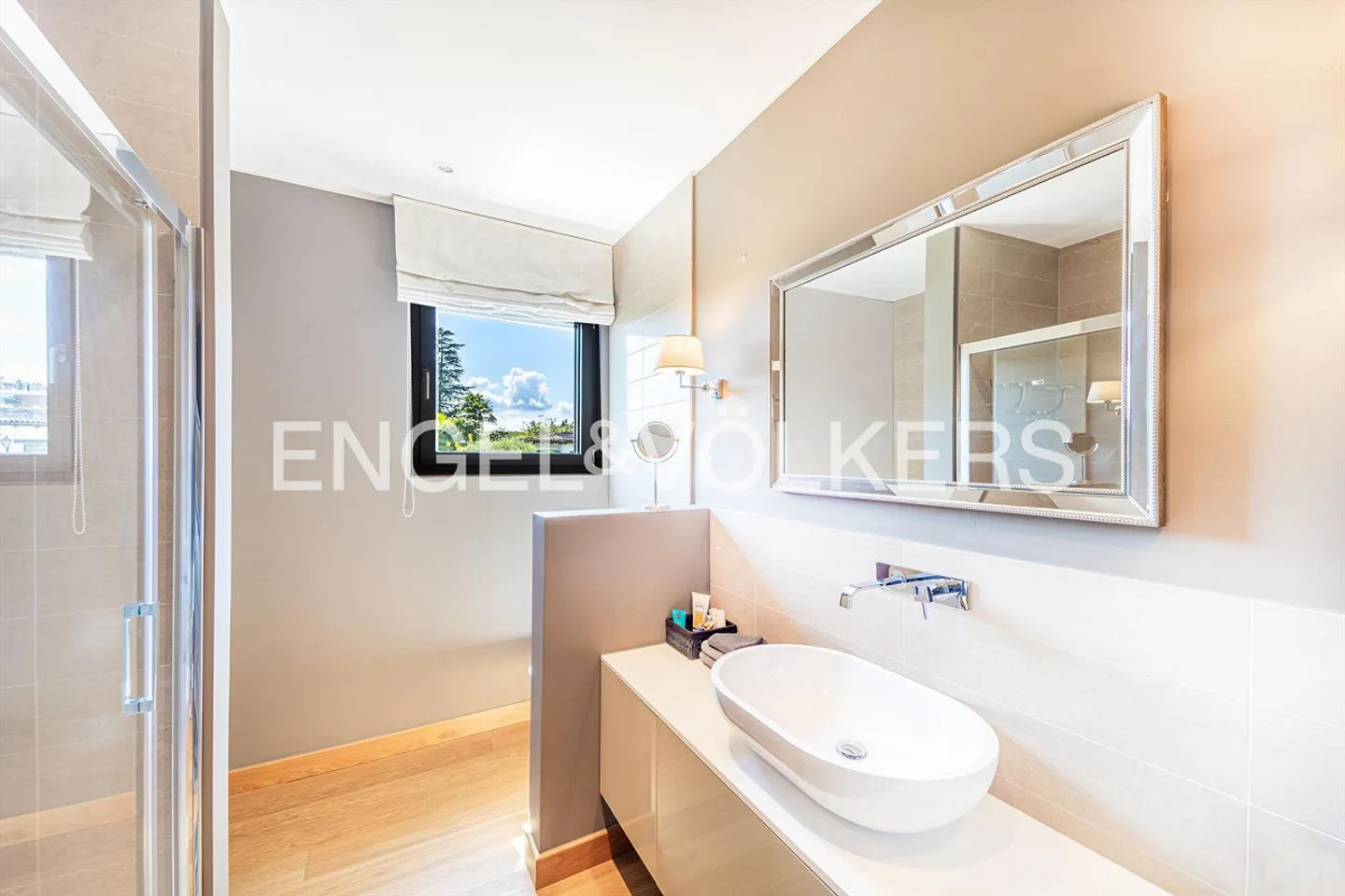 Prestigious penthouse with breathtaking lake view - Photo 11 of 12