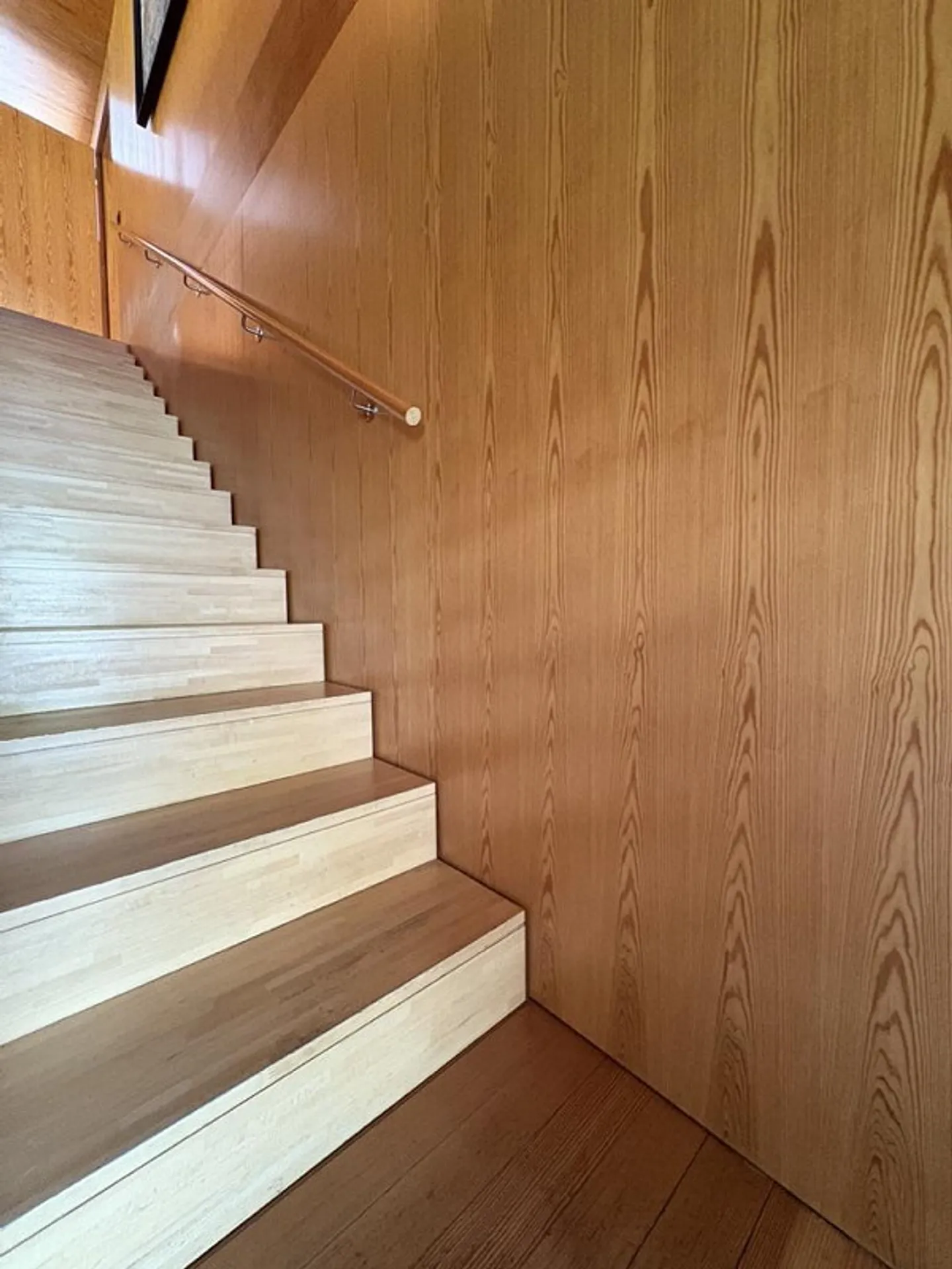 Casa in legno elegante nella natura - Foto 3 di 30
