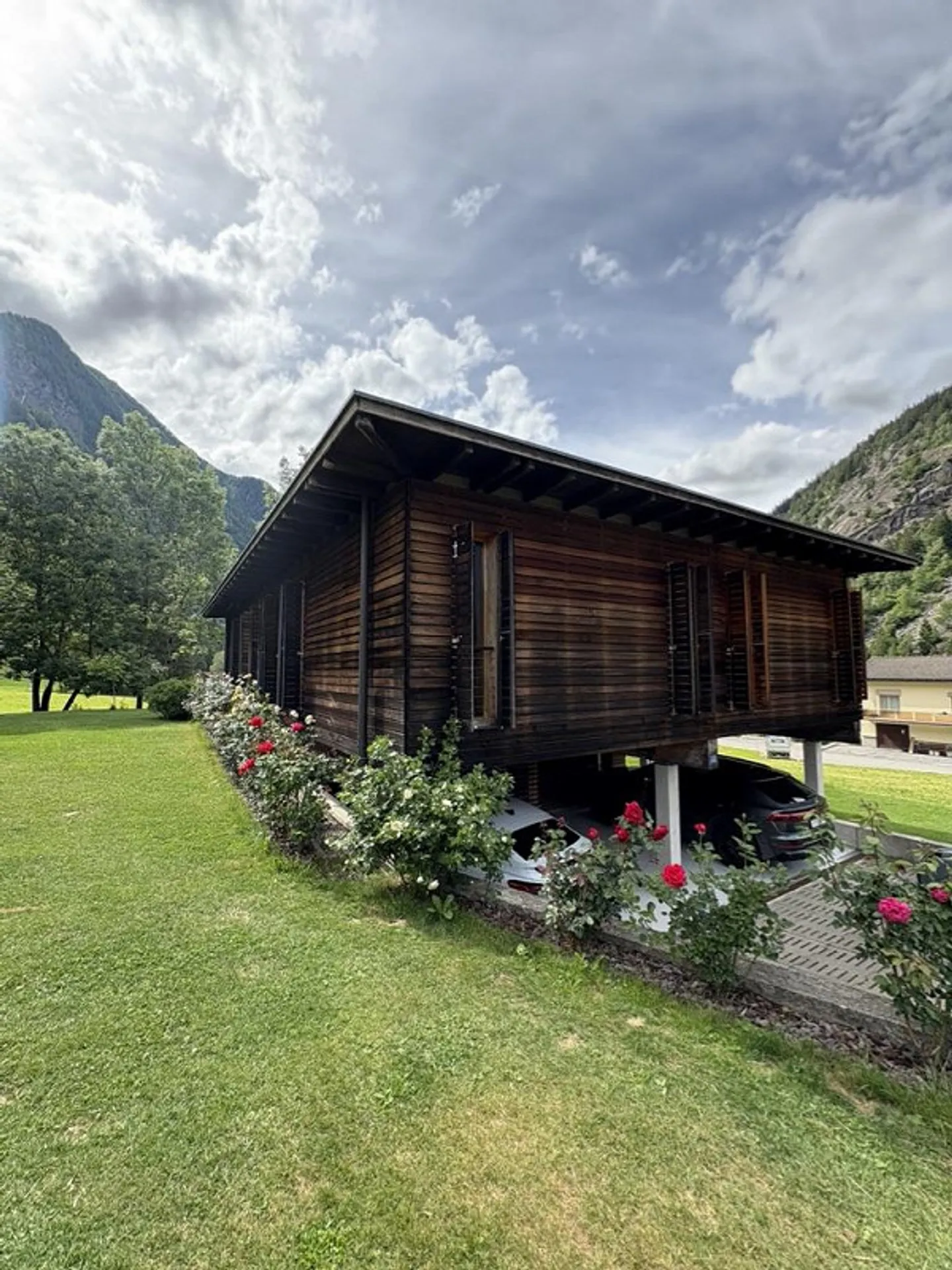 Casa in legno elegante nella natura - Foto 1 di 30