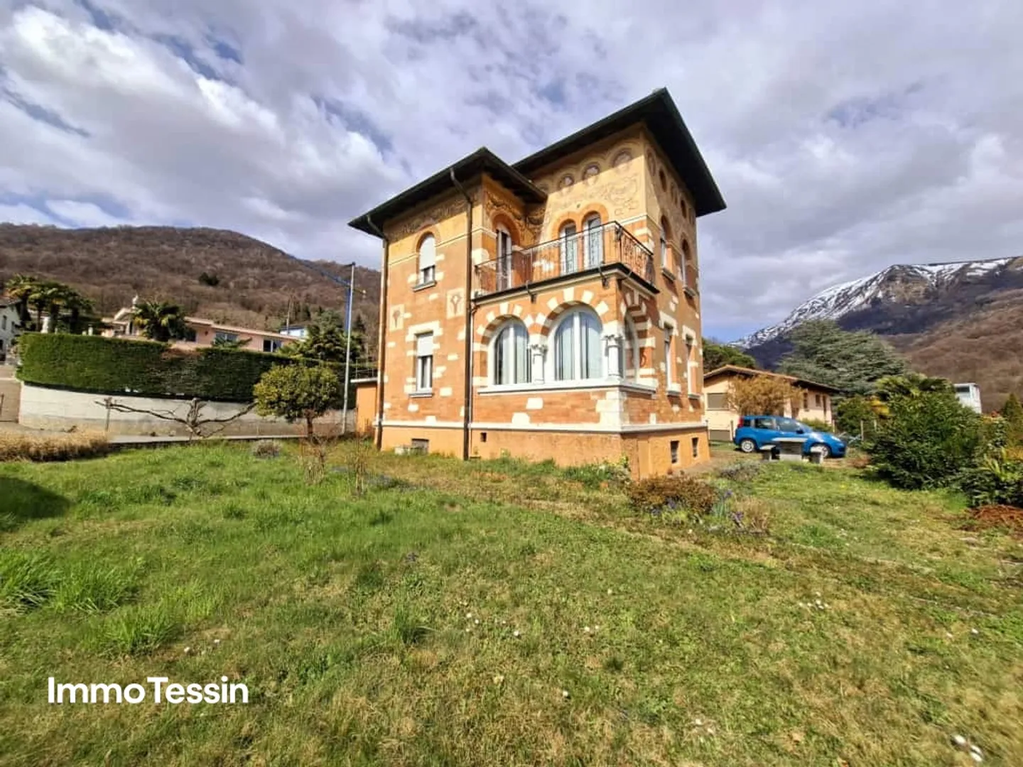 Rarity: Unique Liberty House with Beautiful Views, Large Garden, and Garage in a Quiet Location - Photo 1 of 13