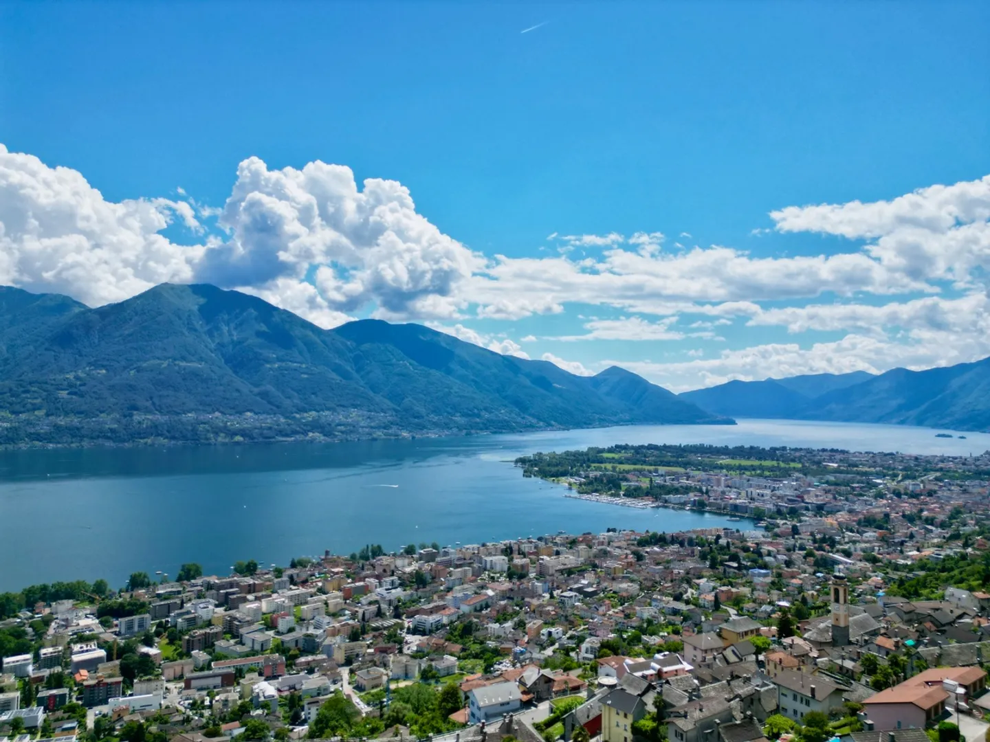 A Holiday Paradise Between the Blue of Sky and Lake - Photo 1 of 2