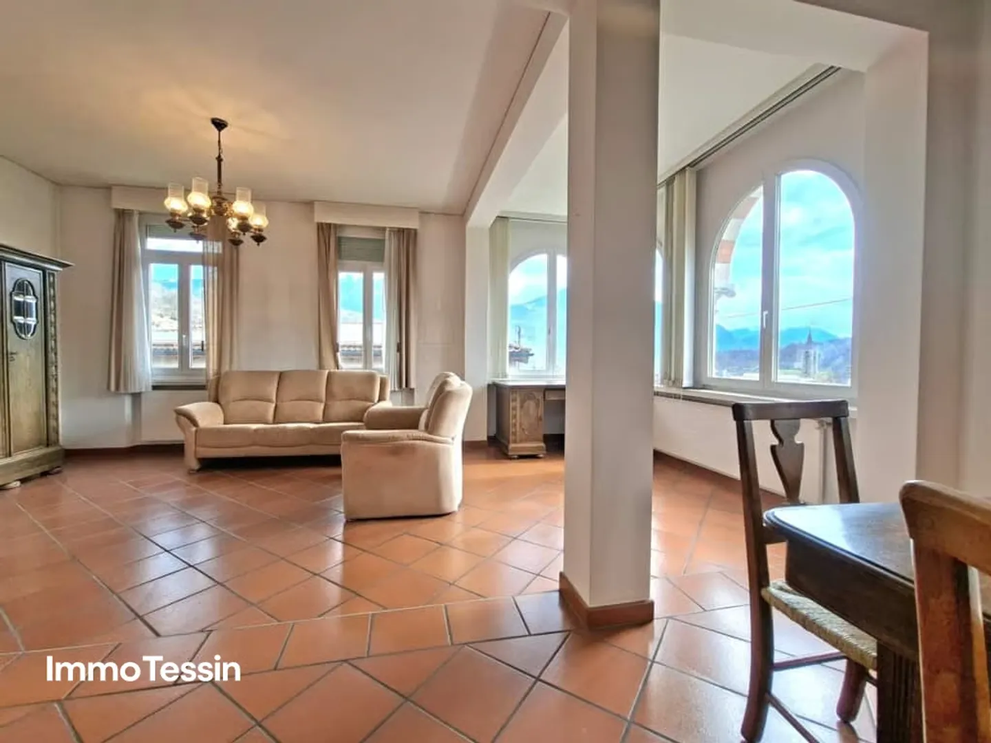 Rarity: Unique Liberty House with Beautiful Views, Large Garden, and Garage in a Quiet Location - Photo 6 of 13