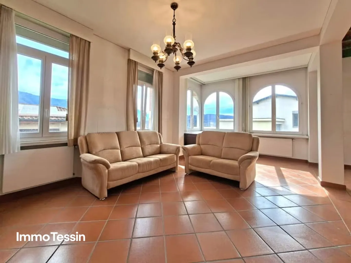 Rarity: Unique Liberty House with Beautiful Views, Large Garden, and Garage in a Quiet Location - Photo 7 of 13