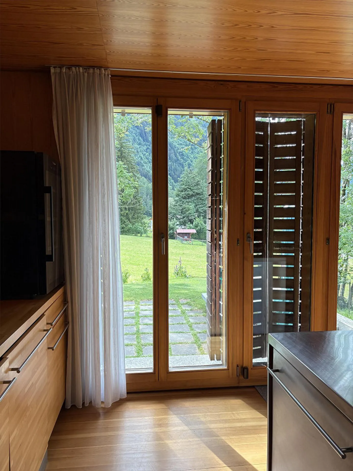 Casa in legno elegante nella natura - Foto 9 di 30