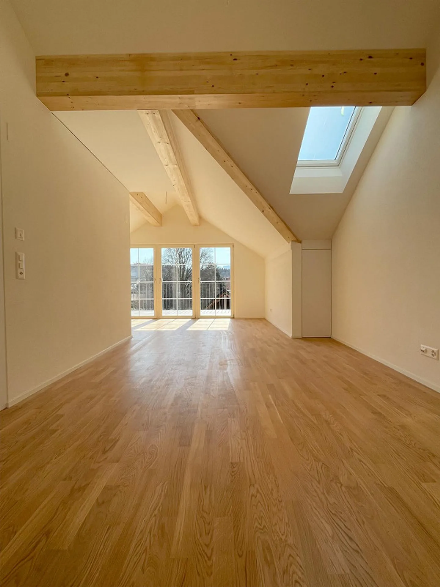 3° piano, prima occupazione, studio moderno nel cuore di Gossau con vista sul Säntis - Foto 1 di 7