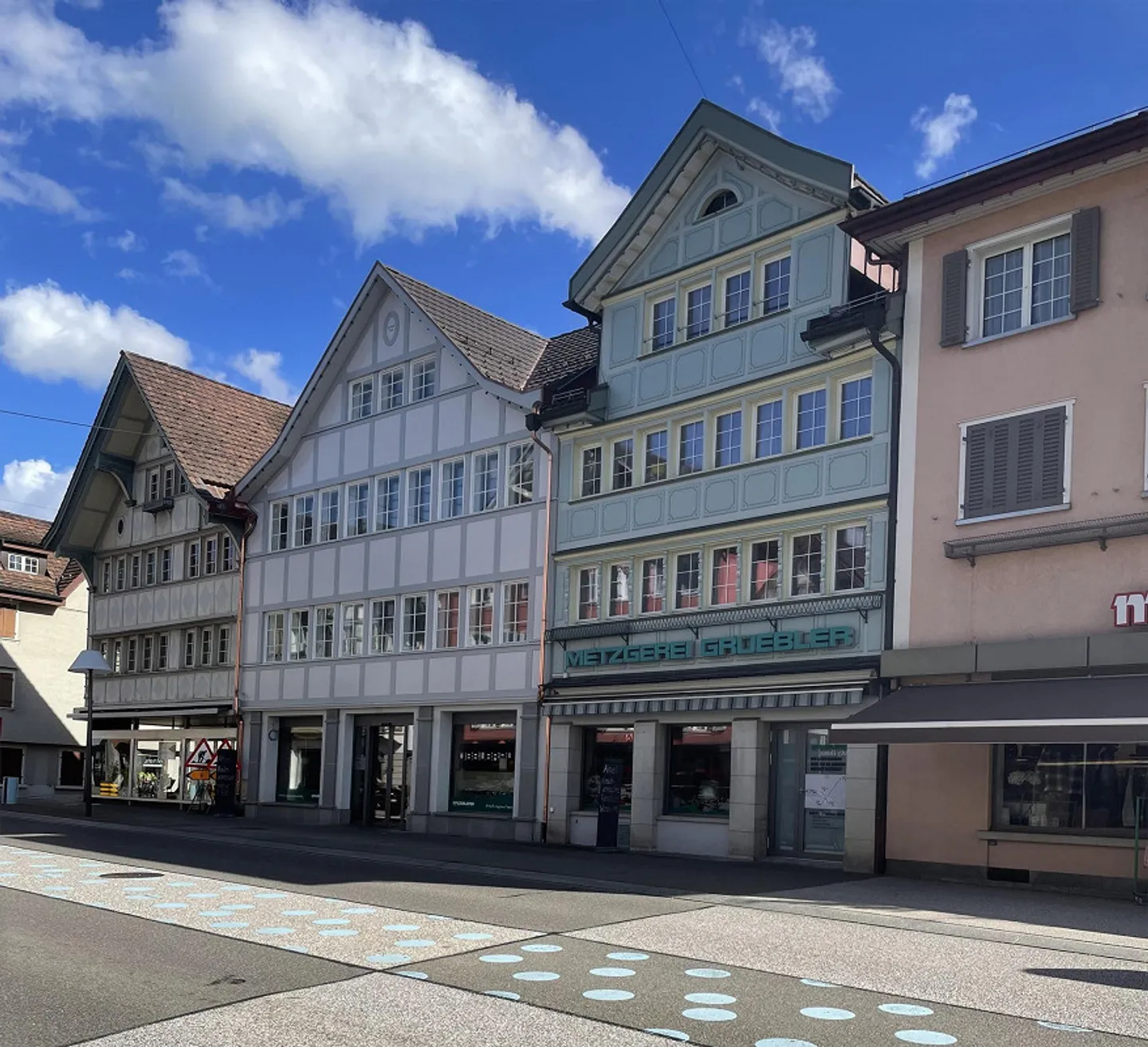 3° piano, prima occupazione, studio moderno nel cuore di Gossau con vista sul Säntis - Foto 2 di 7
