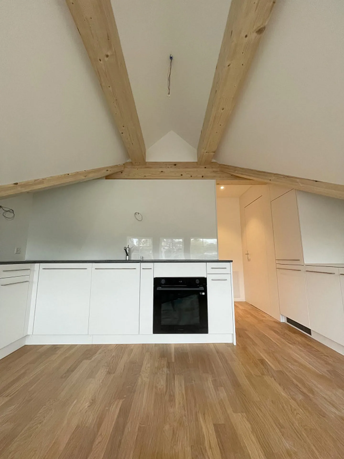 3° piano, prima occupazione, studio moderno nel cuore di Gossau con vista sul Säntis - Foto 3 di 7