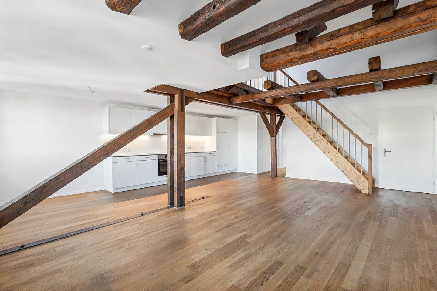 Attractive maisonette apartment with roof terrace for rent - Photo 2 of 8