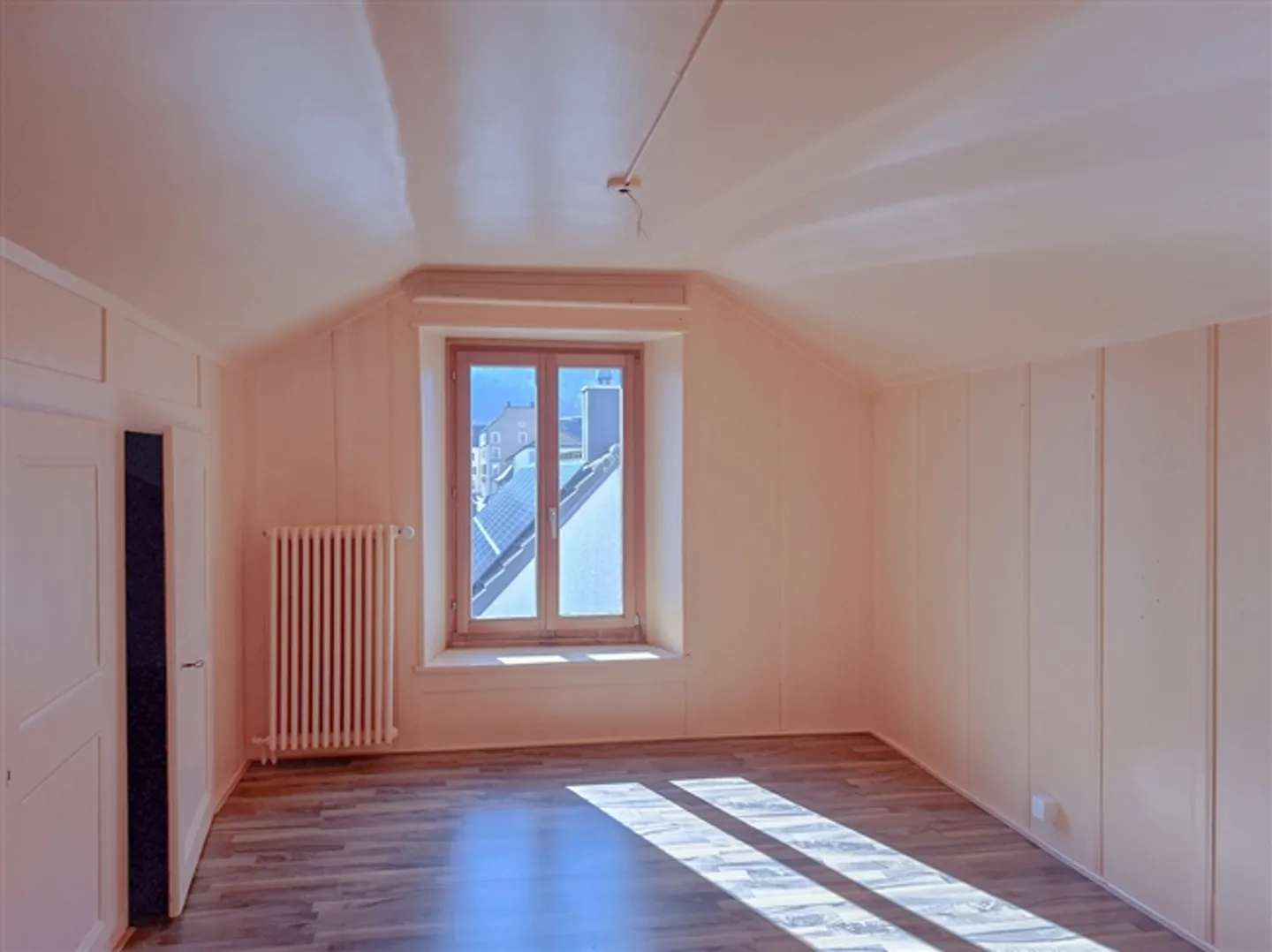 Village House with 6 Rooms Riverbank with Small Garden - Photo 14 of 20