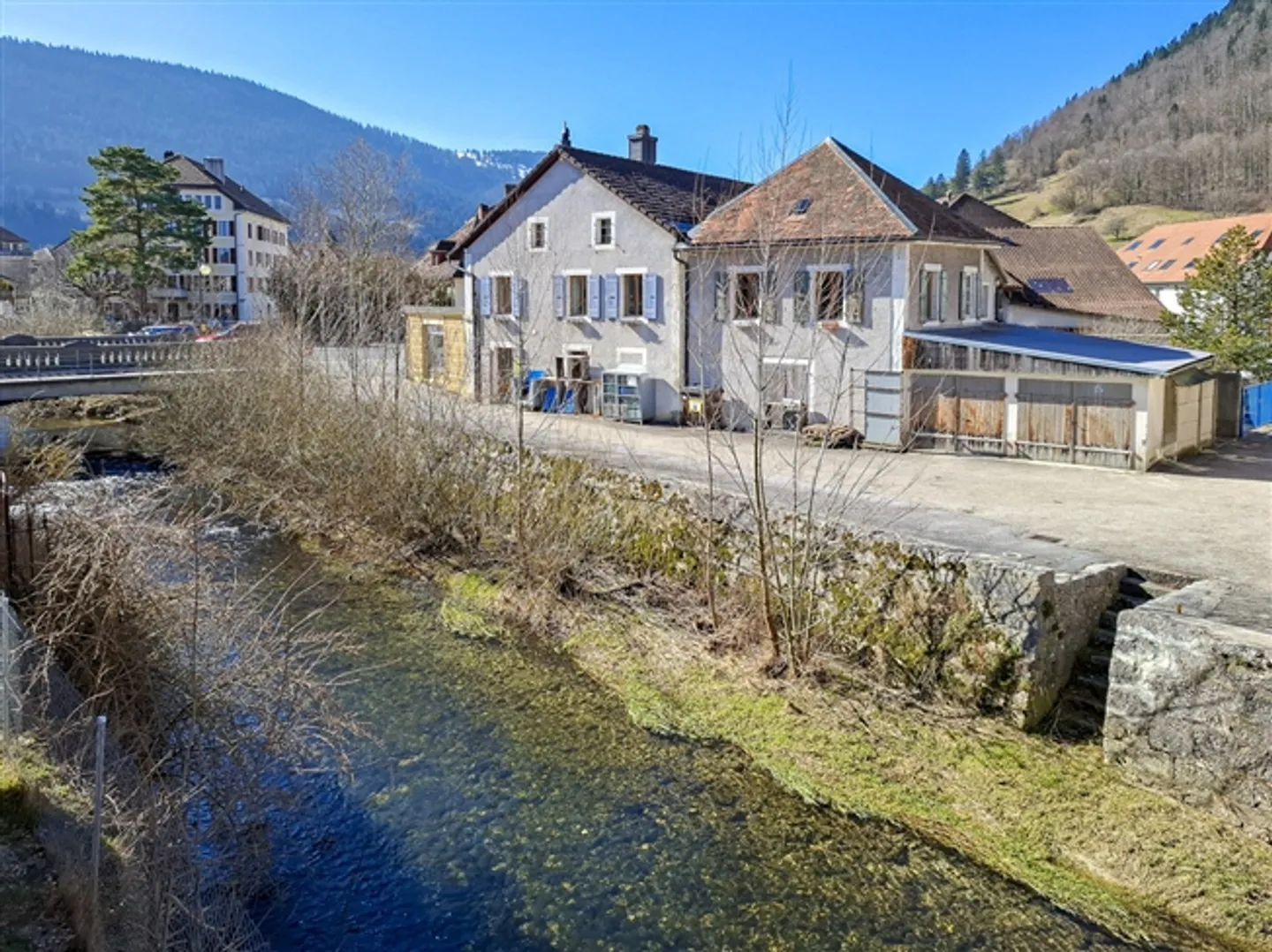 Village House with 6 Rooms Riverbank with Small Garden - Photo 18 of 20