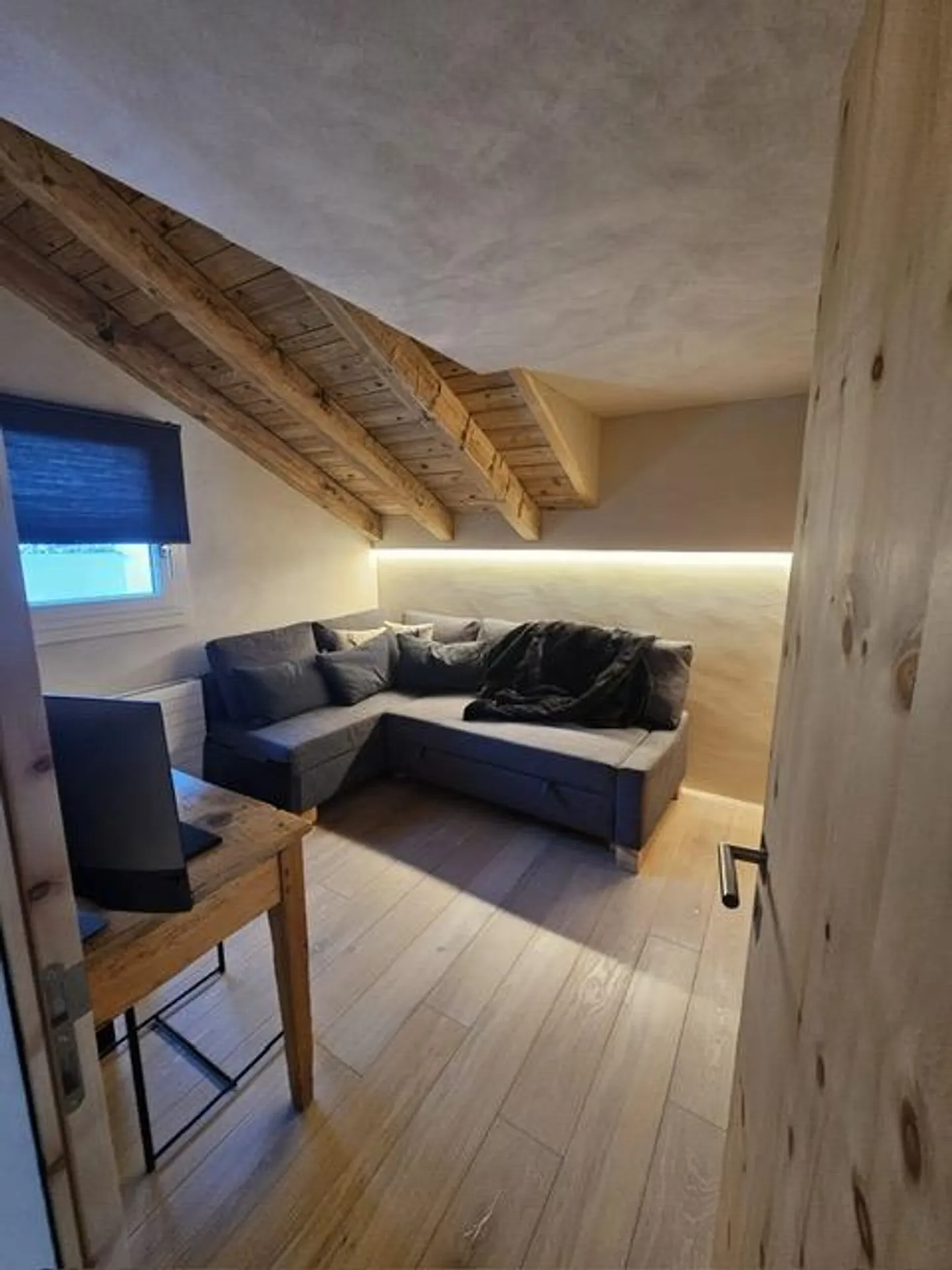 Charming Penthouse Apartment with Alpine Flair and Panoramic View - Photo 7 of 9