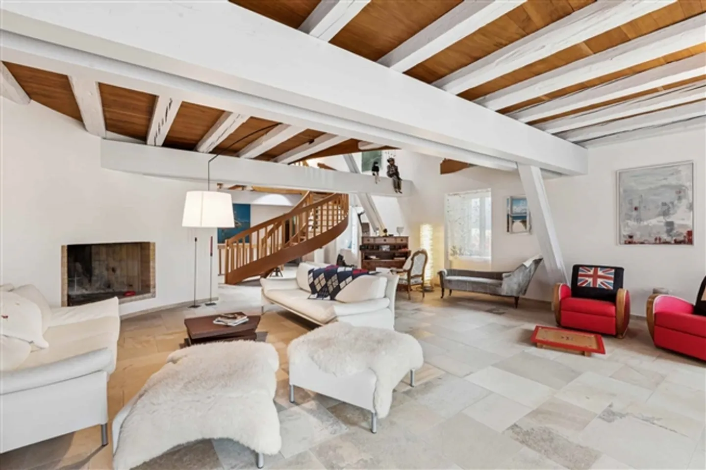 An extraordinary farmhouse nestled at the southern foot of Chasseral - Photo 6 of 13