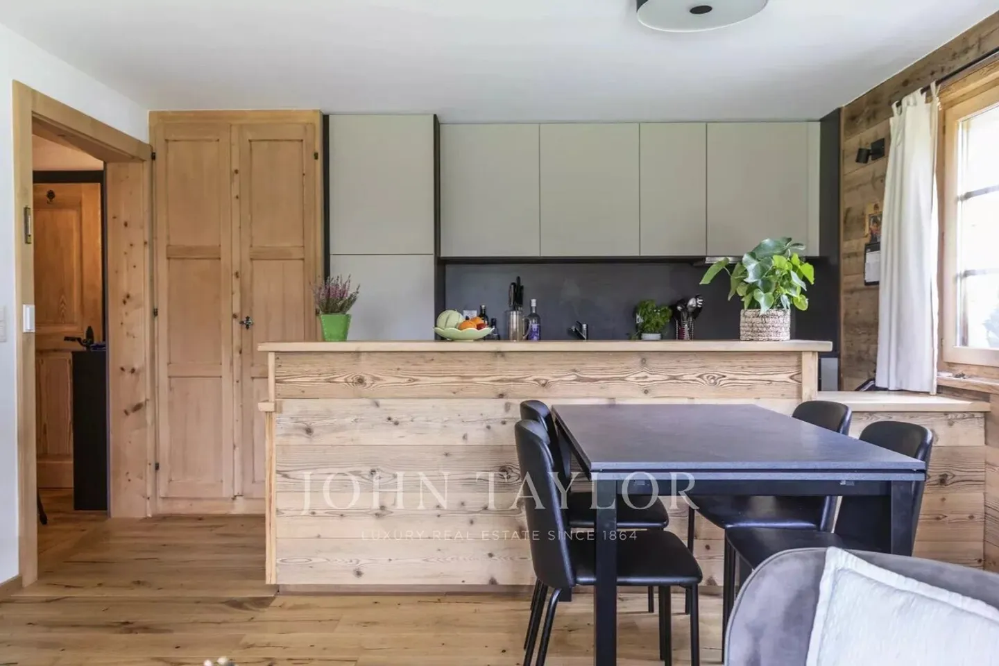 2 Bedroom Apartment - Close to the International School of Verbier - Photo 2 of 12
