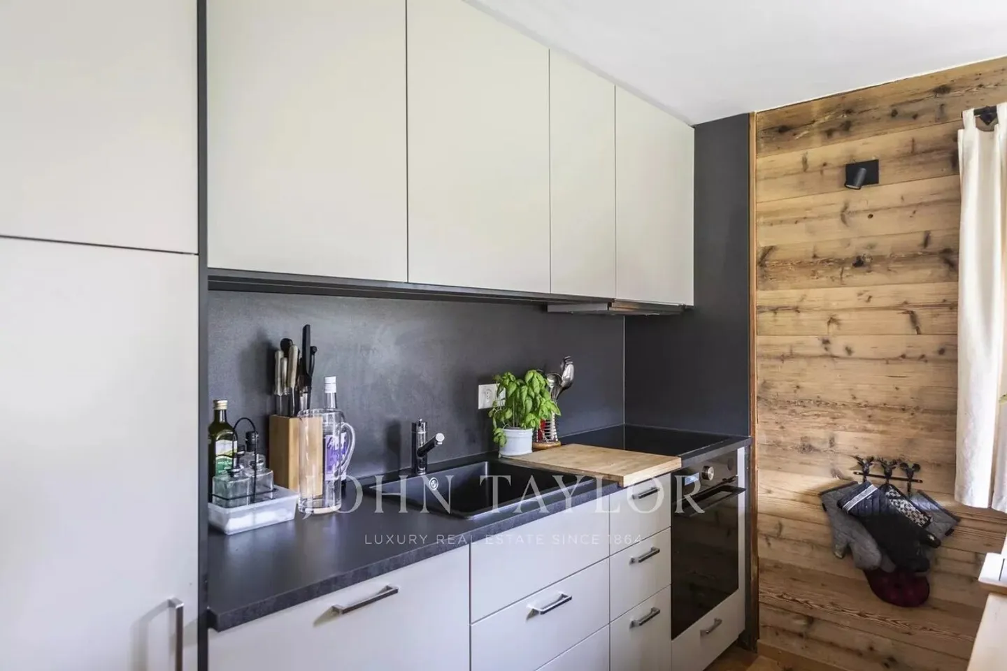 2 Bedroom Apartment - Close to the International School of Verbier - Photo 3 of 12