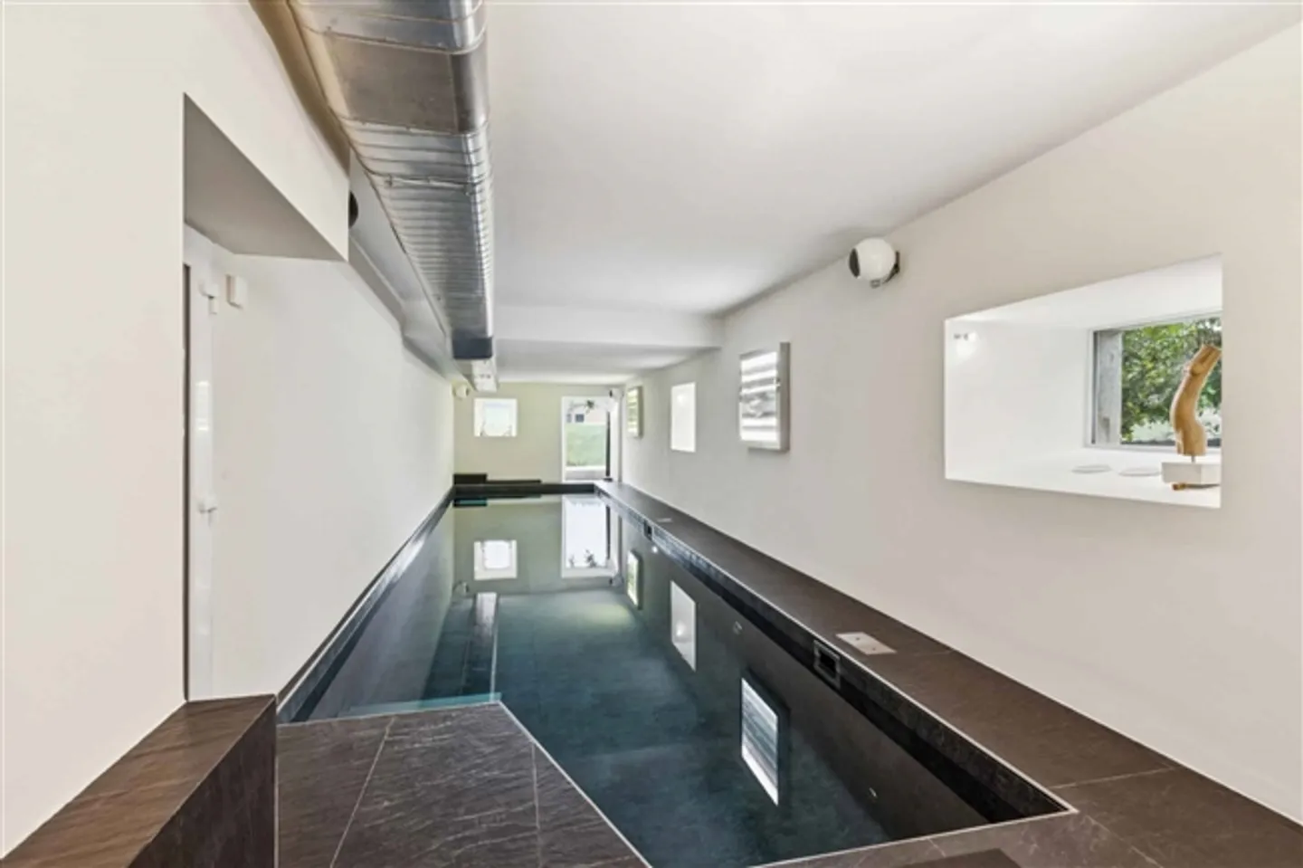 An extraordinary farmhouse nestled at the southern foot of Chasseral - Photo 10 of 13