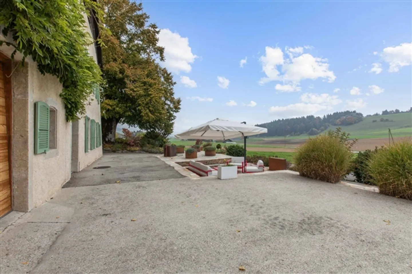 An extraordinary farmhouse nestled at the southern foot of Chasseral - Photo 11 of 13