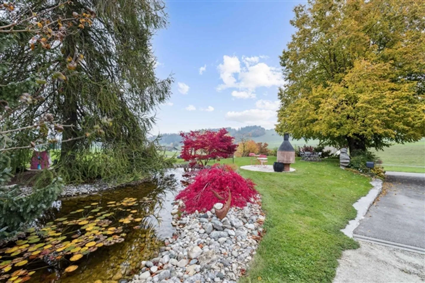 An extraordinary farmhouse nestled at the southern foot of Chasseral - Photo 12 of 13