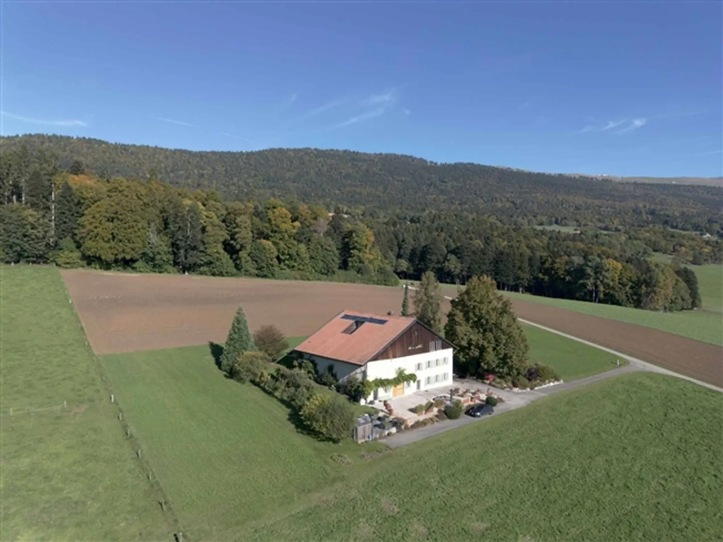 An extraordinary farmhouse nestled at the southern foot of Chasseral - Photo 13 of 13