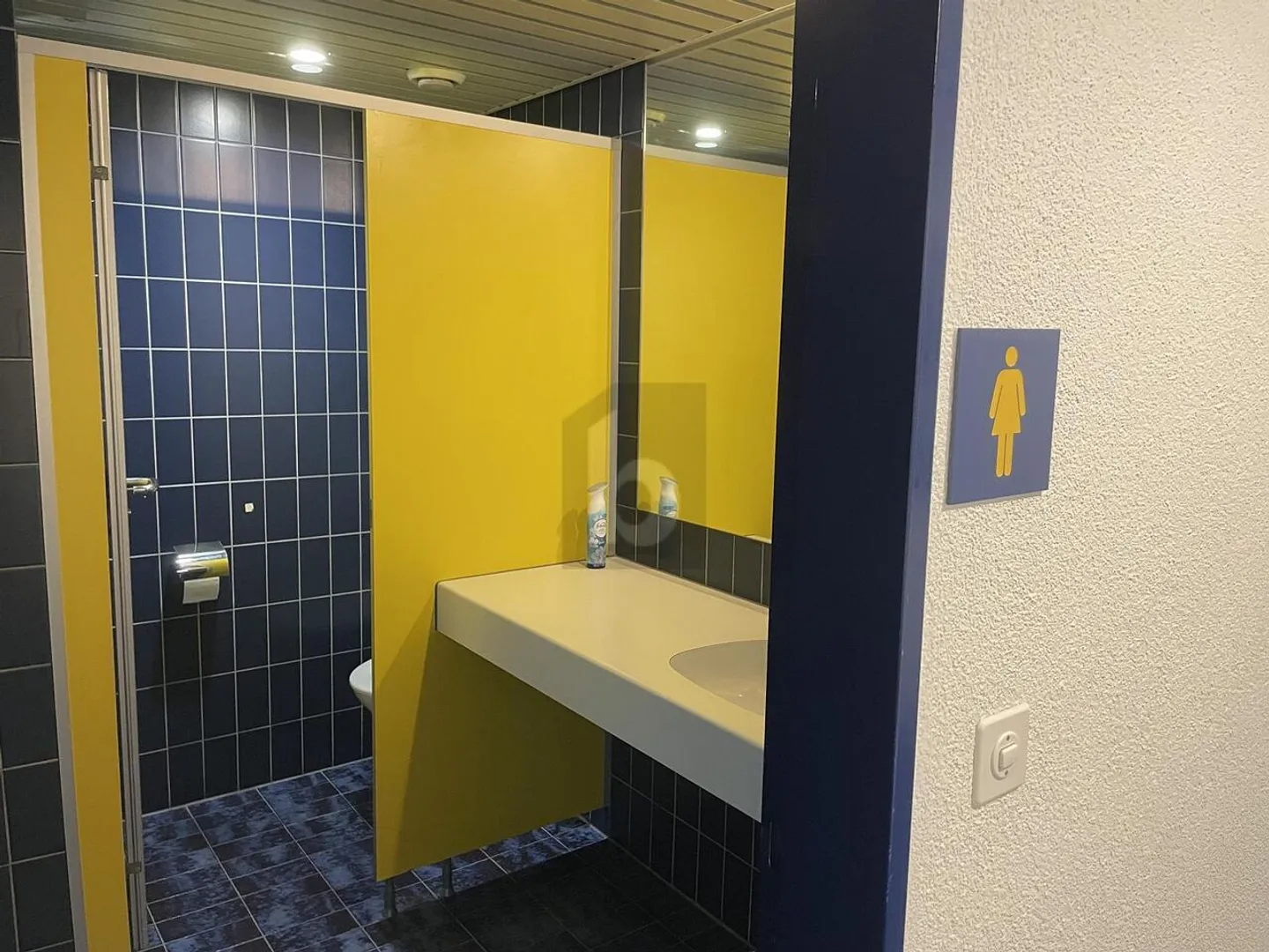 SITUATO CENTRALMENTE ALL'USCITA DELL'AUTOSTRADA - Foto 3 di 5